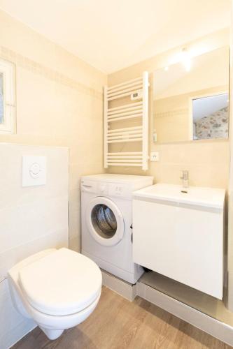 une salle de bain avec machine à laver et toilettes dans l'établissement Chez Dominique - Studio 2-4pers centre Antibes Fourmilliere 3ème, à Antibes