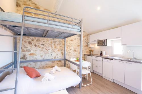 Il comprend une chambre avec des lits superposés et une cuisine. dans l'établissement Chez Dominique - Studio 2-4pers centre Antibes Fourmilliere 3ème, à Antibes