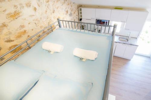 - un lit avec 2 serviettes en papier dans la cuisine dans l'établissement Chez Dominique - Studio 2-4pers centre Antibes Fourmilliere 3ème, à Antibes