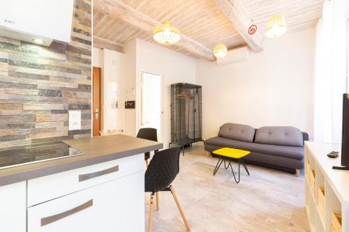 une cuisine et un salon avec un canapé dans l'établissement Safranier Villa Emy 201, à Antibes