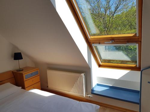 オストゼーバート・ゼリンにあるFewo Granitzblick 6 mit Balkon und Seeblickのベッドルーム1室(ベッド1台、大きな窓付)