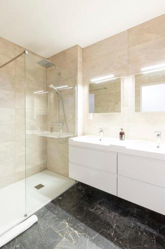 une salle de bain avec un lavabo blanc et une douche dans l'établissement Chez Philippe, à Antibes