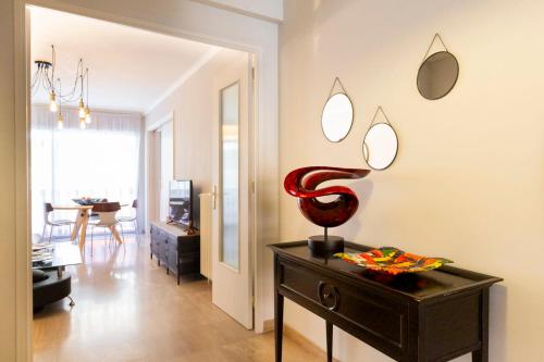 un salon avec une sculpture de serpent rouge sur une table dans l'établissement Chez Philippe, à Antibes