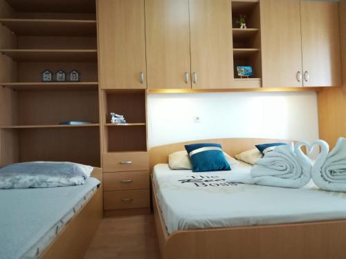 Postel nebo postele na pokoji v ubytování Apartment and room Hudoletnjak