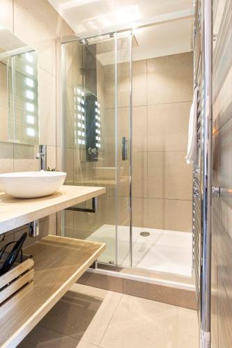 une salle de bain avec une douche en verre et un lavabo dans l'établissement Chez Dominique - 2 chbres 2-6pers centre Antibes Migrainier T3 with AC, à Antibes