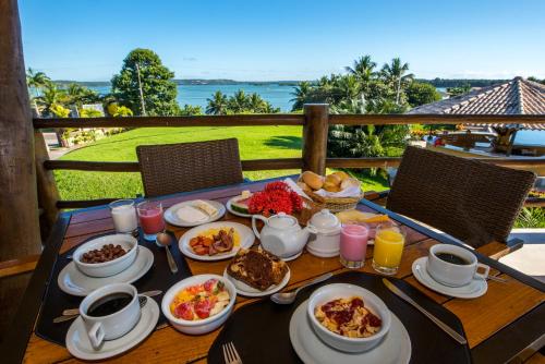 een tafel met eten erop met uitzicht op de oceaan bij Pipa Lagoa Hotel in Pipa