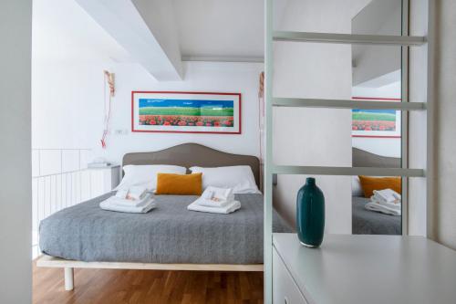 - une chambre avec un lit et un miroir dans l'établissement Argentina apartment Roof View, à Rome