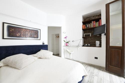 コモにあるAl Duomo guest houseのベッドルーム(白いベッド1台、テレビ付)