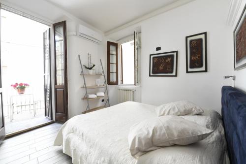 コモにあるAl Duomo guest houseの白いベッドルーム(ベッド1台、大きな窓付)