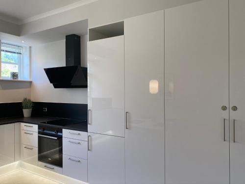 Η κουζίνα ή μικρή κουζίνα στο The Old Mill - By the Lake - 2 Bedroom Apartment