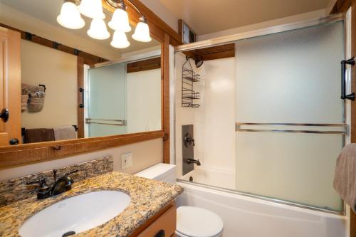 y baño con lavabo y ducha. en North Star - Ski View Condo en Truckee