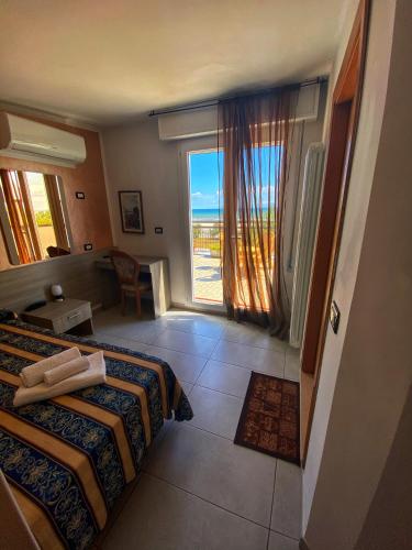 pokój hotelowy z dwoma łóżkami i widokiem na ocean w obiekcie Hotel Amoha w Rimini