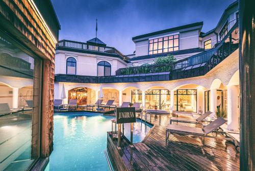 Bazén v ubytovaní Übergossene Alm Resort alebo v jeho blízkosti
