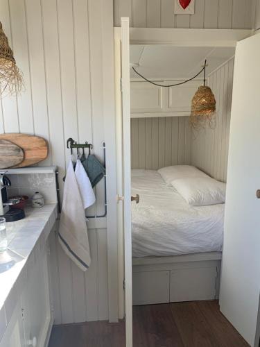 a small bedroom with a bunk bed in it at Het Schulpje in Egmond-Binnen