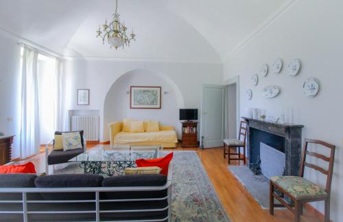 - un salon avec un canapé et une cheminée dans l'établissement Bel Faggio Rosso apartment, à Menaggio