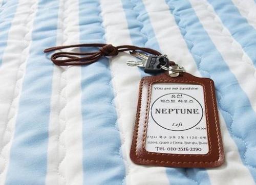 a key chain with a temperature tag on a blanket at Yusun Guesthouse in Busan