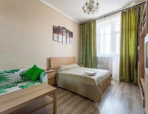 モスクワにあるApartment Hanaka Baikalskaya 18のベッドルーム1室(ベッド1台、ソファ、窓付)