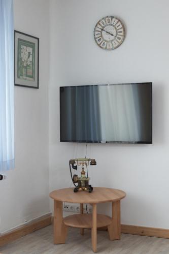 Televisyen dan/atau pusat hiburan di Chalet - Schalom