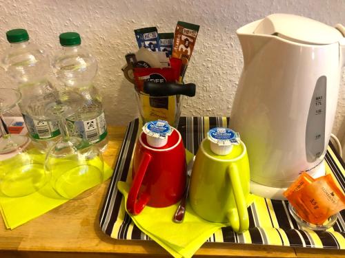 a tray with a coffee maker and a blender at Haus am Kurpark in Schömberg