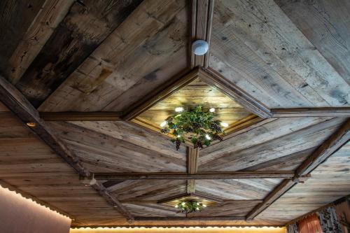 a wooden ceiling with a potted plant on it at Wine-Farm La Source in Saint-Pierre