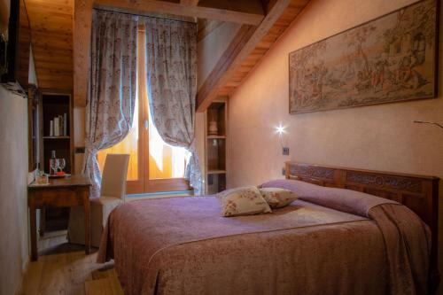 1 dormitorio con 1 cama en una habitación con ventana en Wine-Farm La Source, en Saint-Pierre