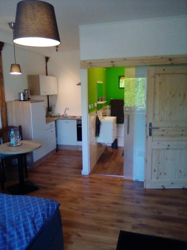 een kamer met een keuken en een kamer met een tafel bij Ferienappartement Studio " Michel" Otzenhausen in Nonnweiler