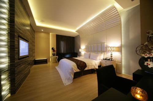 a hotel room with a bed and a couch at Dubai Villa Motel in Daya
