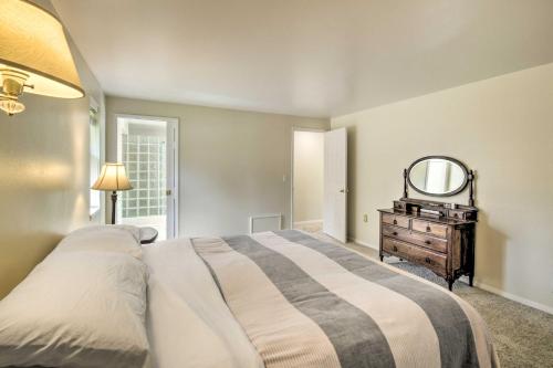 een slaapkamer met een bed, een spiegel en een dressoir bij Spacious Family Home on Golf Course Hike and Bike! in Bremerton