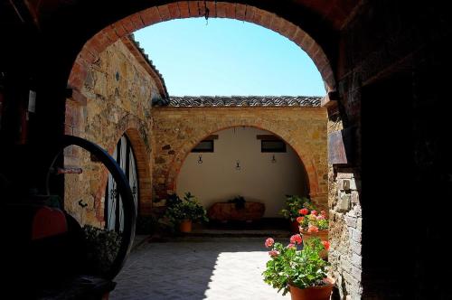 an archway in a building with potted plants at Agriturismo Casalpiano in Pienza
