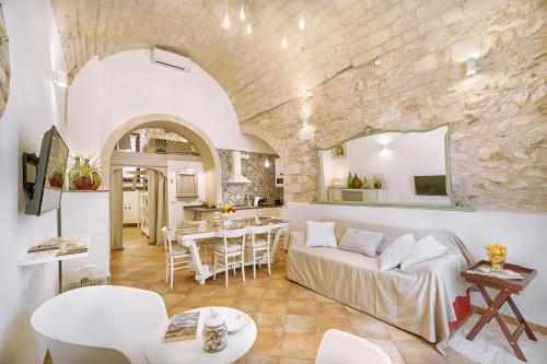 a living room with a couch and a table at Mario Leggio 83, gocce di Sicilia in Ragusa