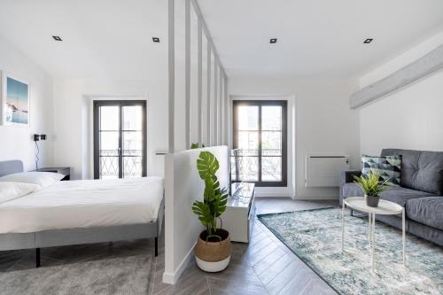 - une chambre blanche avec un lit et un canapé dans l'établissement SMARTBNB - Moderne 2 pieces Port de Nice, à Nice