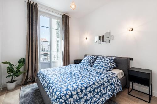 une chambre avec un lit et une fenêtre dans l'établissement 12 CONGRES APT3 - Appartement Belles Prestations - Carre d'Or - Clim, à Nice