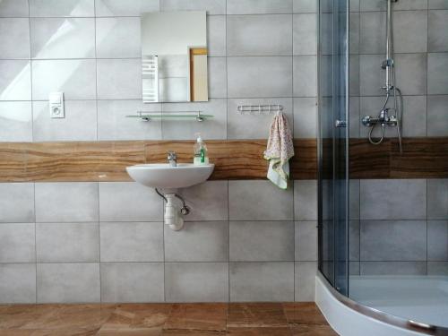 a bathroom with a sink and a shower at Restauracja Teo in Cieszków