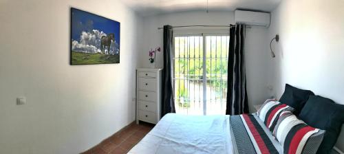 1 dormitorio con cama y ventana en Costadelsolflat, en Benalmádena