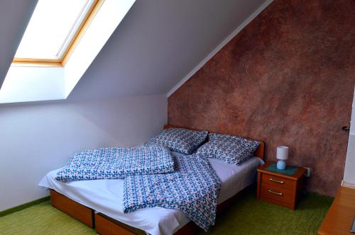 a bedroom with a bed with pillows and a window at Pokoje Gościnne Orka in Jarosławiec