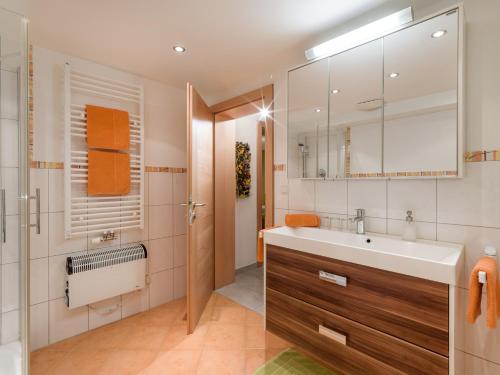 een badkamer met een wastafel en een douche bij Ferienwohnung Petra in Bruck am Ziller