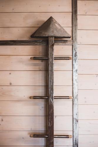 a wooden cross on the wall of a building at Appartamenti montemezzo le case in pietra Vista lago in Gera Lario