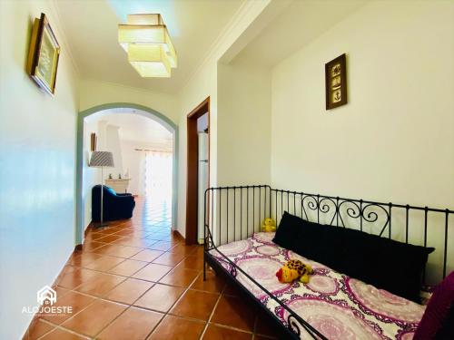um quarto com uma cama com fruta em Garden Park III na Ericeira