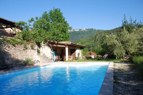 une piscine devant une maison dans l'établissement Maison d'hôtes Ainsi Soie t-il, à Combovin