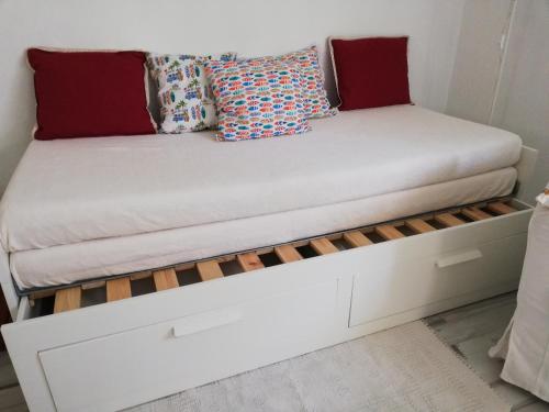 Cama en habitación pequeña con plataforma de madera en Moradia no Seixal Ericeira, en Ericeira