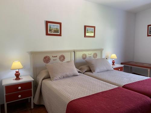 A bed or beds in a room at Hostal Atalaya en Capileira CB