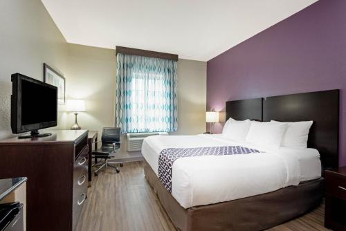 Una cama o camas en una habitación de La Quinta by Wyndham New Cumberland - Harrisburg