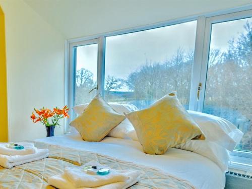 een bed met kussens en handdoeken en een raam bij Grainger House Hotel in Newcastle upon Tyne
