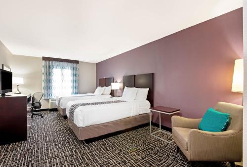 Una cama o camas en una habitación de La Quinta by Wyndham New Cumberland - Harrisburg
