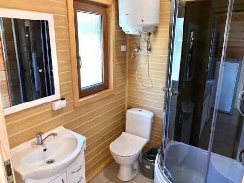 W łazience znajduje się toaleta, umywalka i prysznic. w obiekcie Ośrodek Wypoczynkowy Jeziornik w mieście Borzechowo