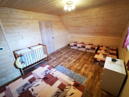 an empty room with a crib in a log cabin at Chata BAŠKA na Liptove s vlastným dvorom in Liptovský Mikuláš