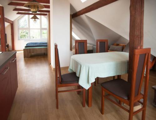Кровать или кровати в номере Hospoda-Ferienhaus am Olba-See