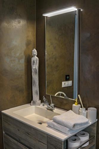 a bathroom with a sink and a large mirror at Villa Nela in Chayofa