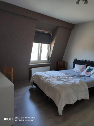 - une chambre avec un lit et une fenêtre dans l'établissement Vakantieverblijf Koksijde, à Coxyde