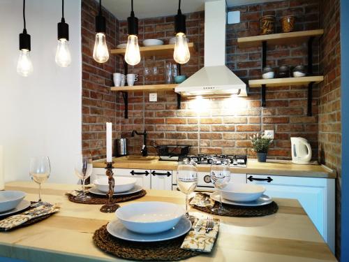 una cocina con una mesa con platos y copas de vino en Holiday Home Bulog en Sinac